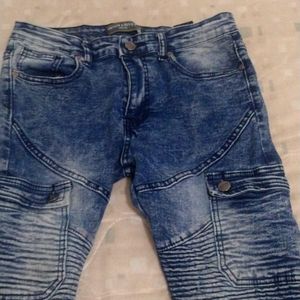 I am selling these tight jeans, brand new! Be sure to contact me with questions